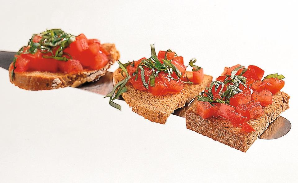 Getoastetes Schwarzbrot mit Tomaten und Basilikum • Rezept • GUSTO.AT