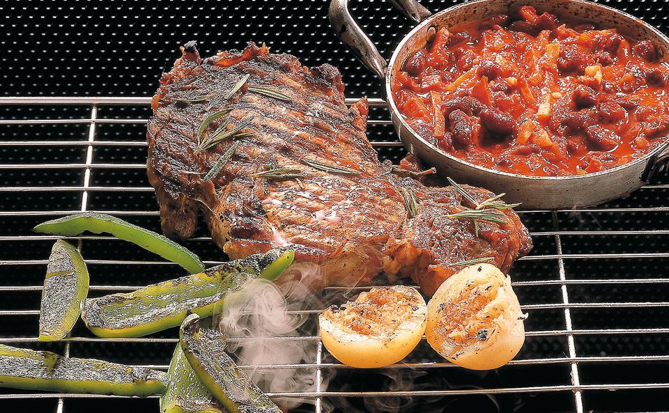 Entrecôte mit Rosmarin und Speckbohnen • Rezept • GUSTO.AT