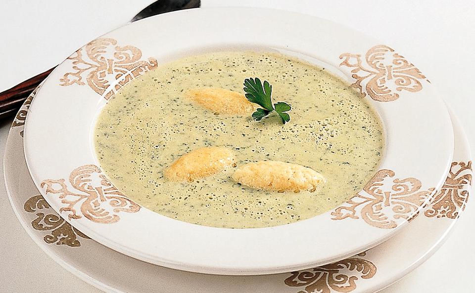 Kohlrabi-Petersilsuppe mit Parmesannockerln