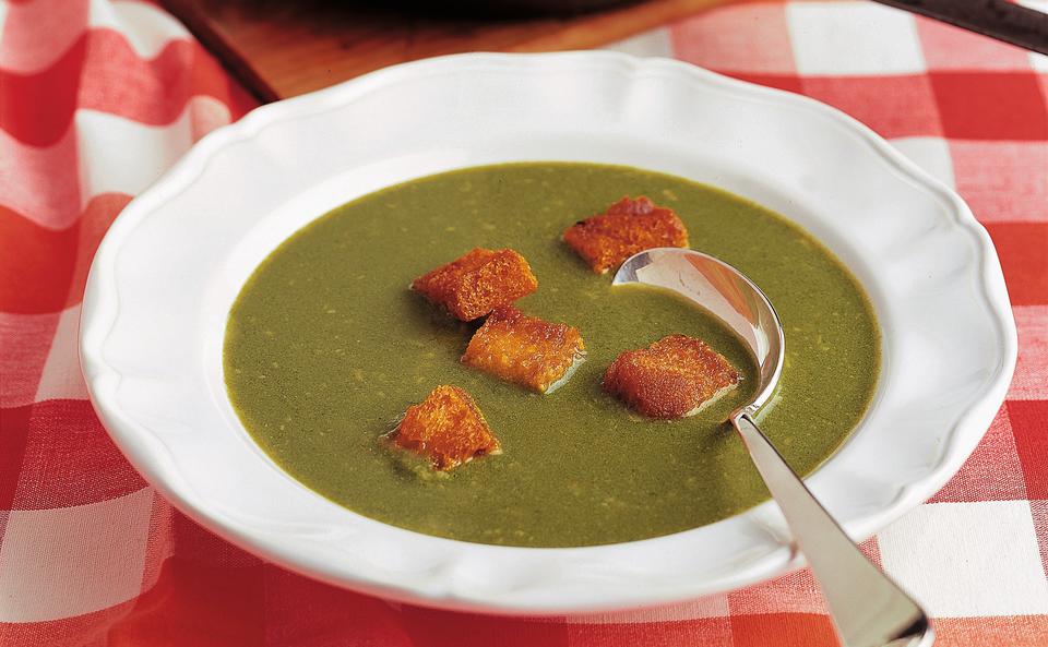 Kalte Spinatsuppe mit gebratenen Semmelwürfeln