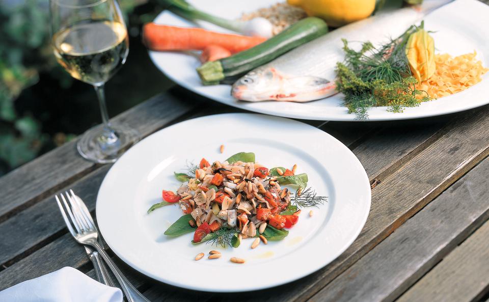 Gemüse-Fleckerl-Salat mit Fisch