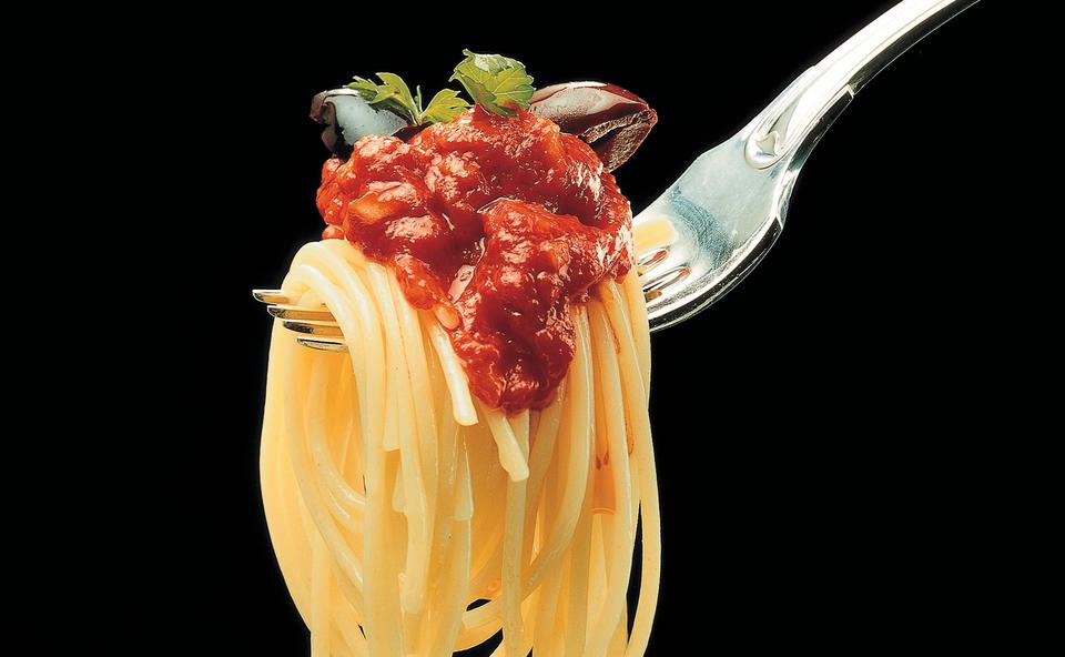 Spaghetti mit Paradeisern und Oliven