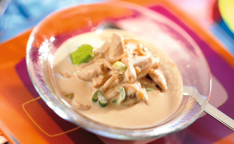 Kokossuppe mit Pute und Austernpilzen • Rezept • GUSTO.AT