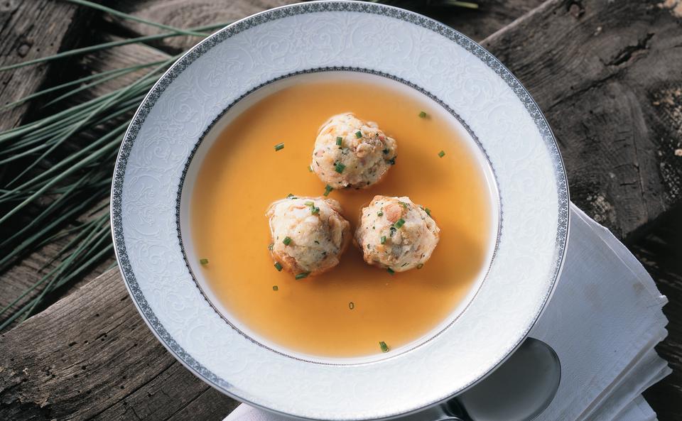 Rindsuppe mit Tiroler Knödeln • Rezept • GUSTO.AT