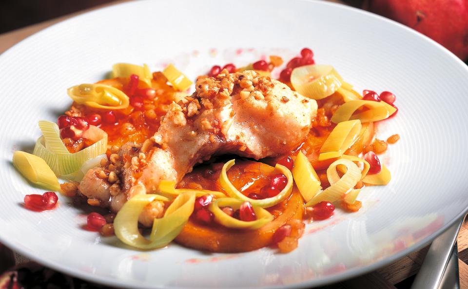 Welsfilet mit Pinienkernen, Orangen und Granatapfel-Vinaigrette