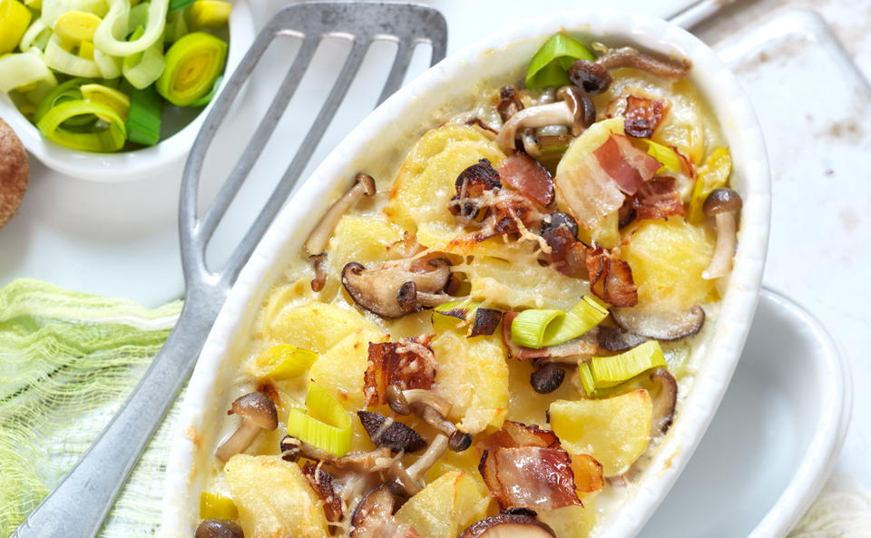 Erdäpfelgratin mit Pilzen, Lauch und Speck