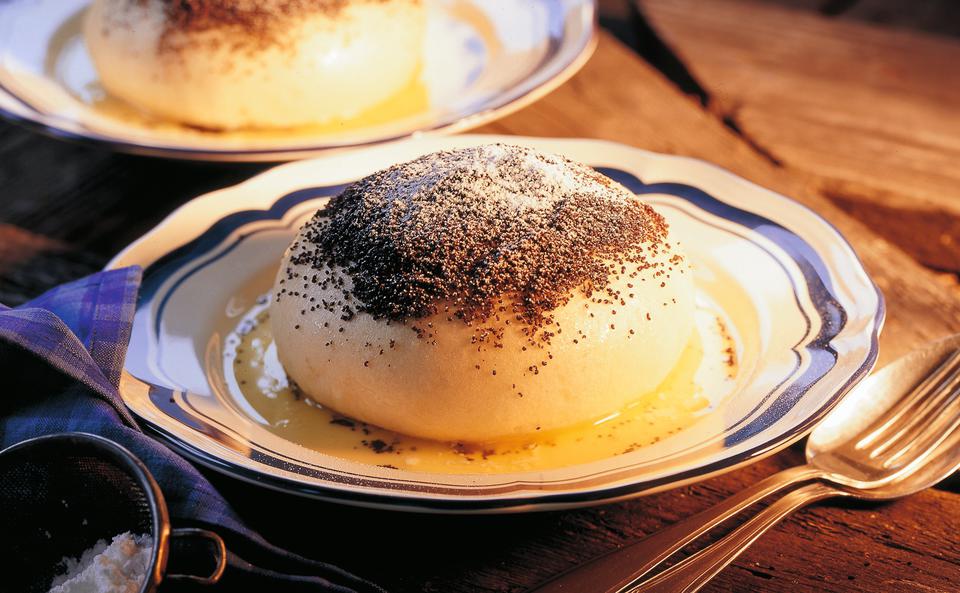 Germknödel mit zerlassener Butter und Mohn