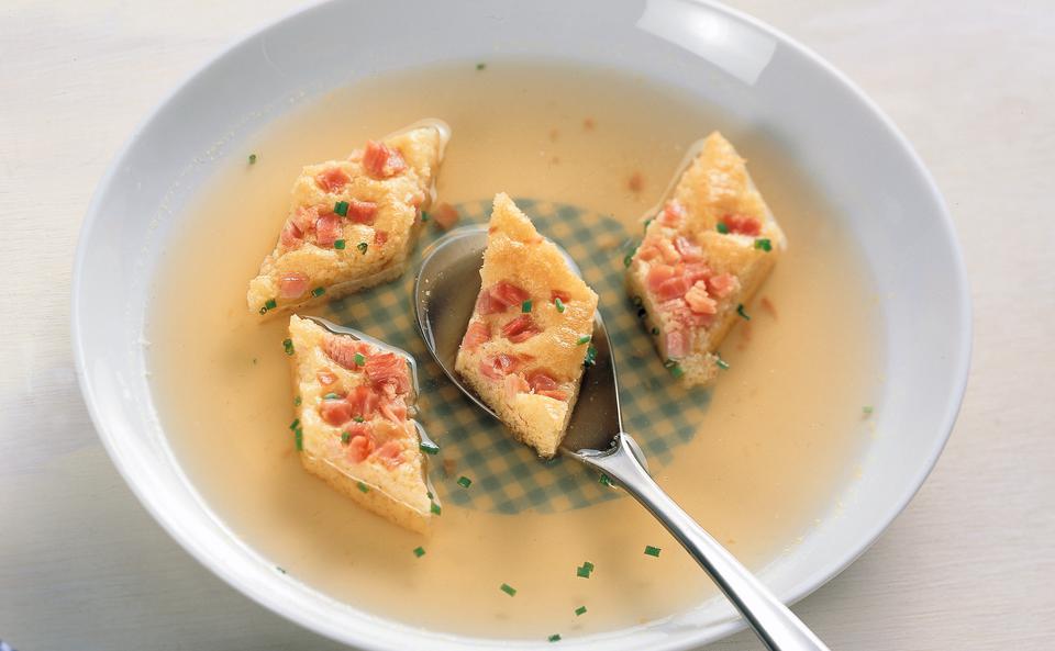 Rindsuppe mit Schinken-Käse-Schöberln