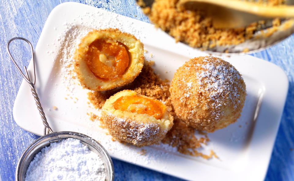 Marillenknödel mit Butterbröseln