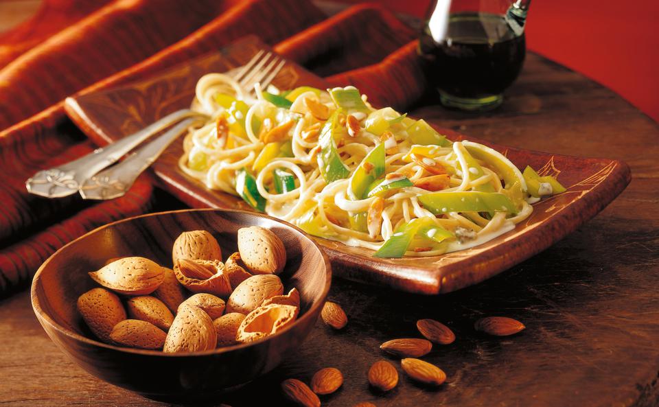 Spaghetti mit Lauch und Mandel-Gorgonzola-Sauce