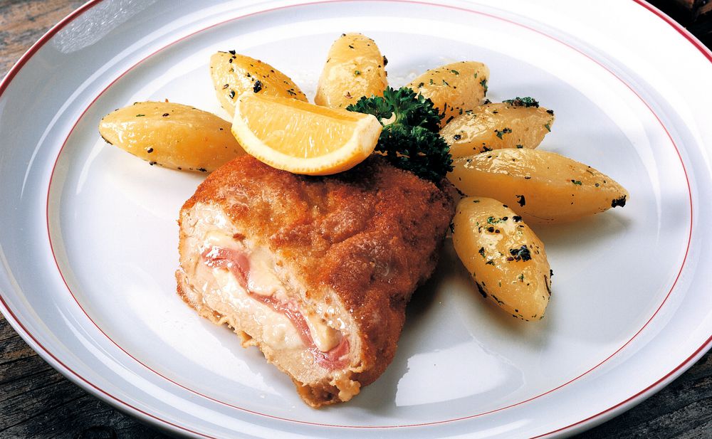 Cordon Bleu vom Kalb mit Petersilienerdäpfeln • Rezept • GUSTO.AT