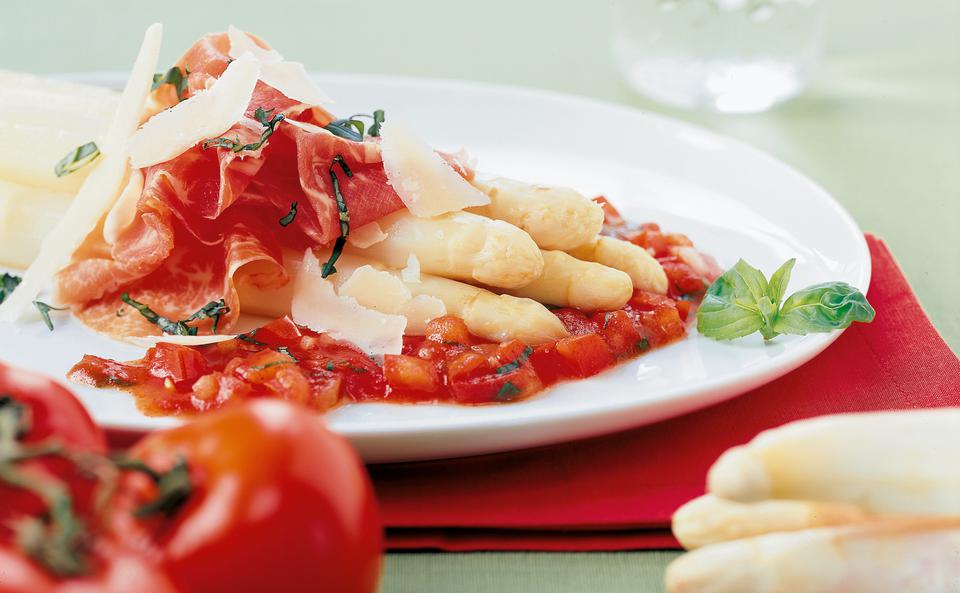 Spargel mit Tomaten, Prosciutto und Parmesan