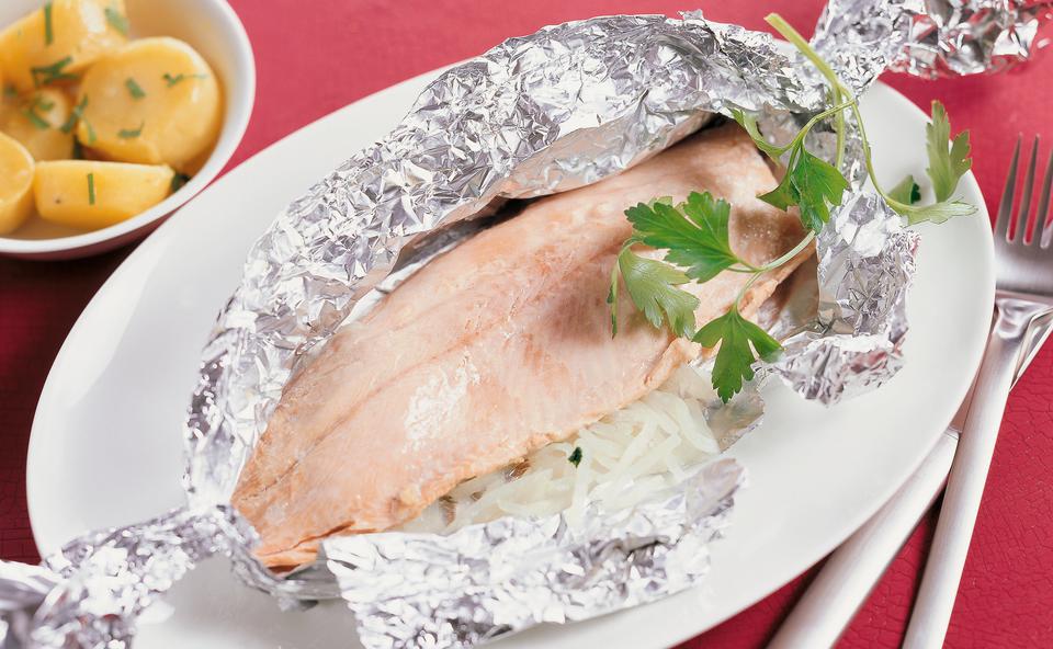 Lachsforelle mit Kohlrabi in der Folie gegart • Rezept • GUSTO.AT