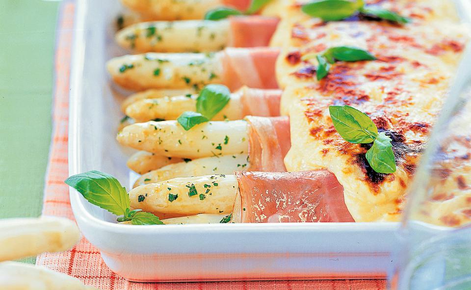 Gratinierte Spargel-Schinkenrollen mit Basilikum