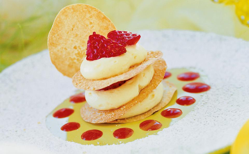 Türmchen mit Eierlikör-Creme und Erdbeeren