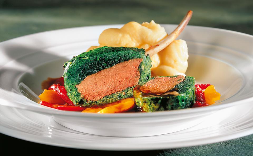Lammkoteletts im Bärlauchmantel auf Paprikagemüse • Rezept • GUSTO.AT