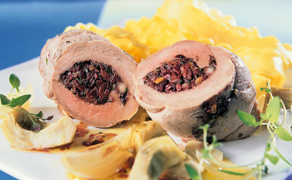 Schweinsfilet mit Artischocken, Oliven und Kräutern