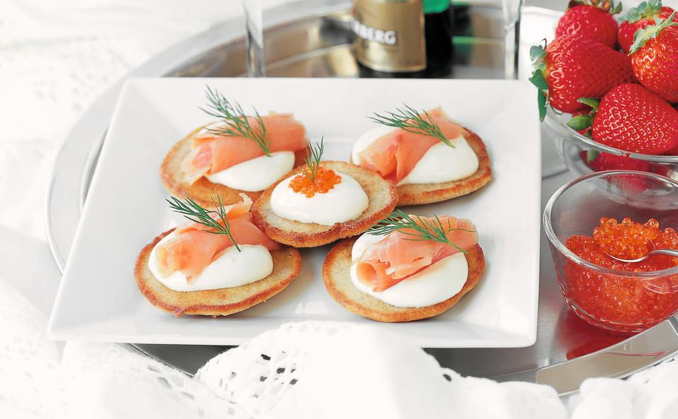 Blinis mit Sauerrahm und Lachs