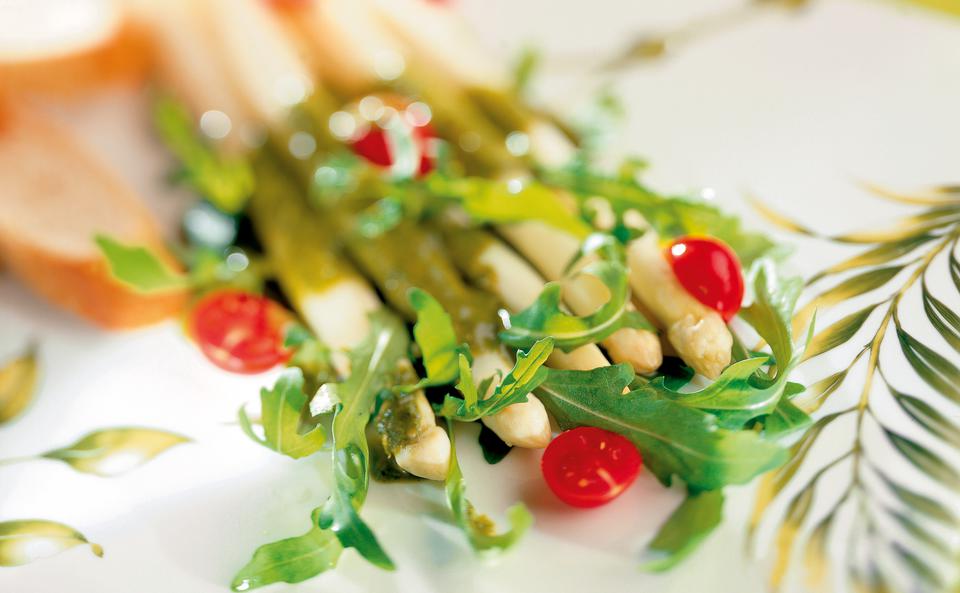 Gedünsteter Spargel mit Rucola-Marinade