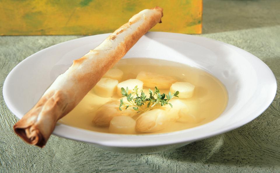 Klare Spargelsuppe mit Kressestrudel