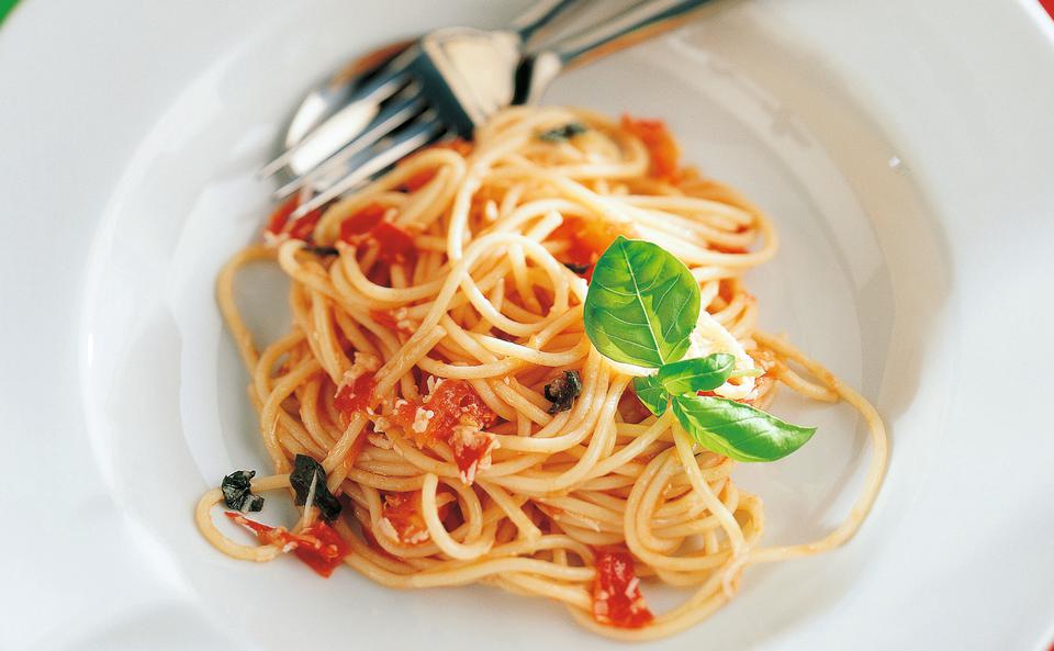 Spaghetti mit Paradeisern, Knoblauch und Basilikum
