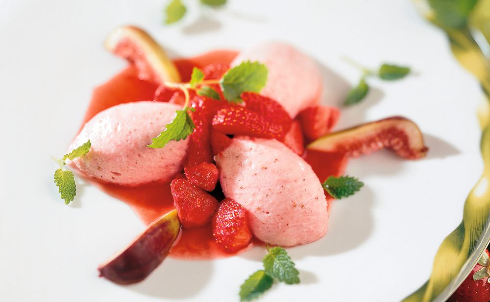 Erdbeer-Joghurtnockerl mit marinierten Erdbeeren • Rezept • GUSTO.AT