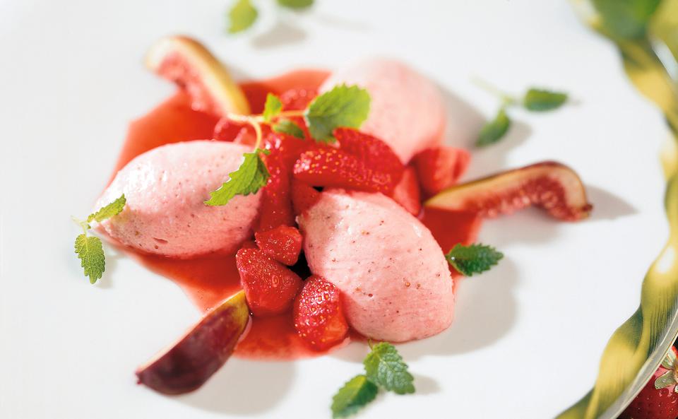 Erdbeer-Joghurtnockerl mit marinierten Erdbeeren