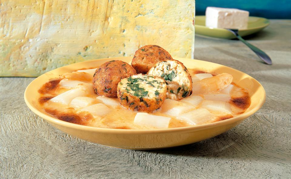 Bärlauch-Käse-Knödel auf Spargelgratin