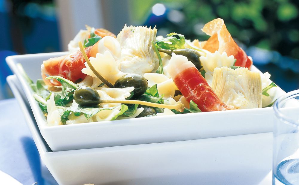 Nudelsalat mit Artischocken, Prosciutto und Kapern • Rezept • GUSTO.AT