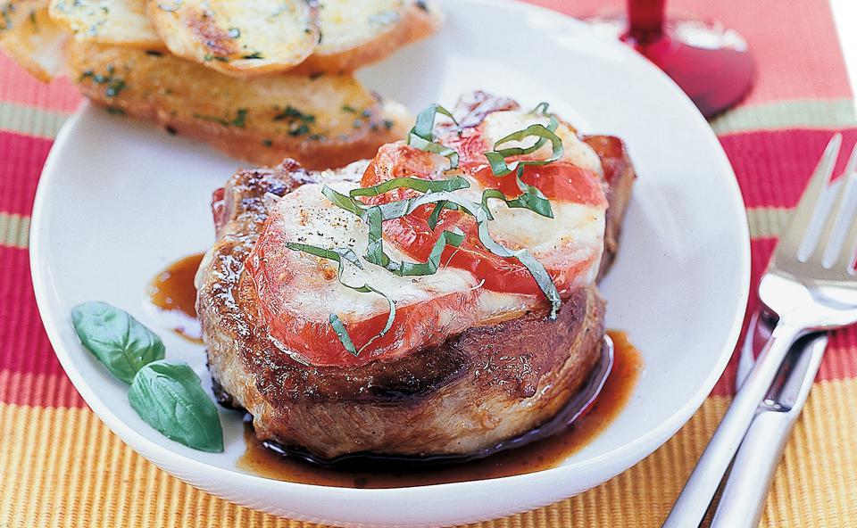 Koteletts mit Mozzarella und Paradeisern überbacken