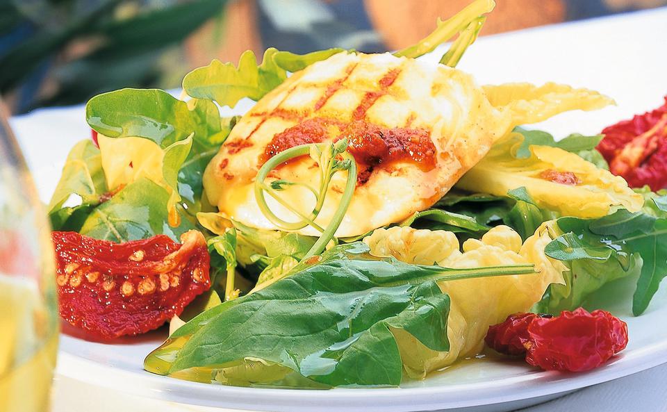 Griechischer Hirtensalat mit Halloumi und Spinat