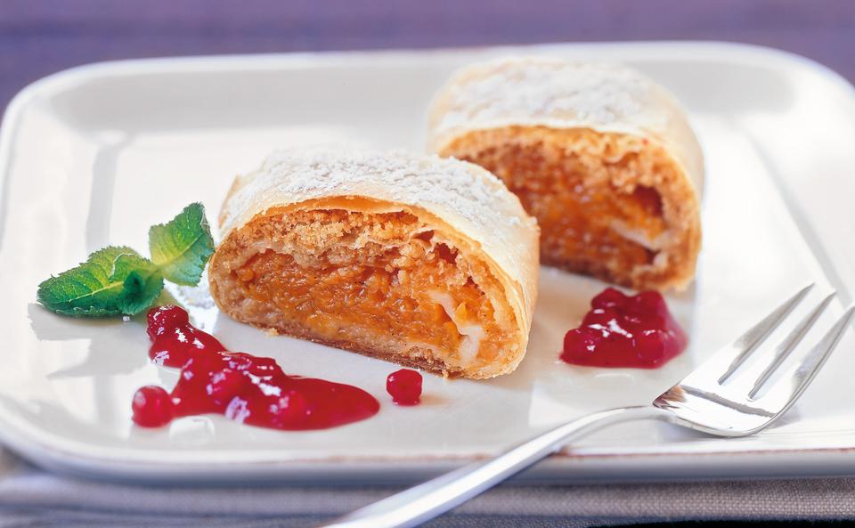 Kürbisstrudel mit Preiselbeerkompott