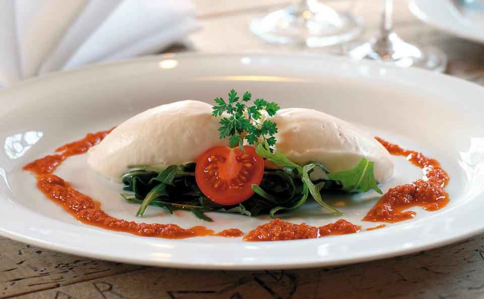 Ziegenkäse-Mousse auf Rucola mit Tomatenöl