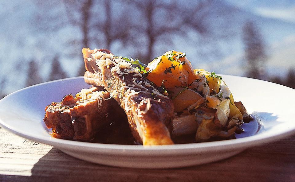 Gebratene Ripperl mit Erdäpfeln und Stöcklkraut