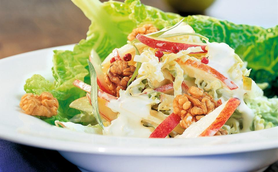 Salat aus Apfel, Birne und Kohl • Rezept • GUSTO.AT