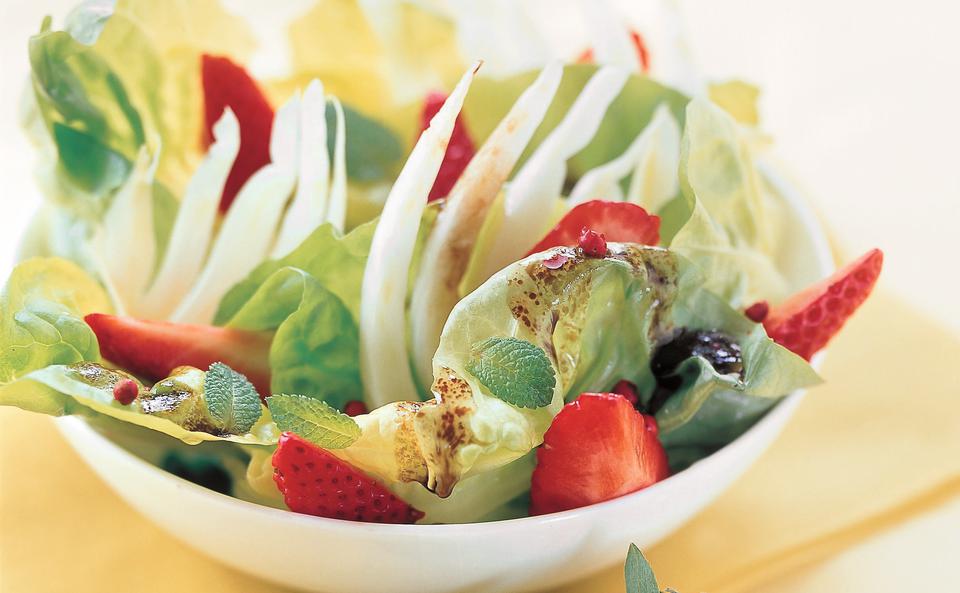 Salat mit Erdbeeren, Fenchel, Minze und Orangen-Balsamico-Dressing