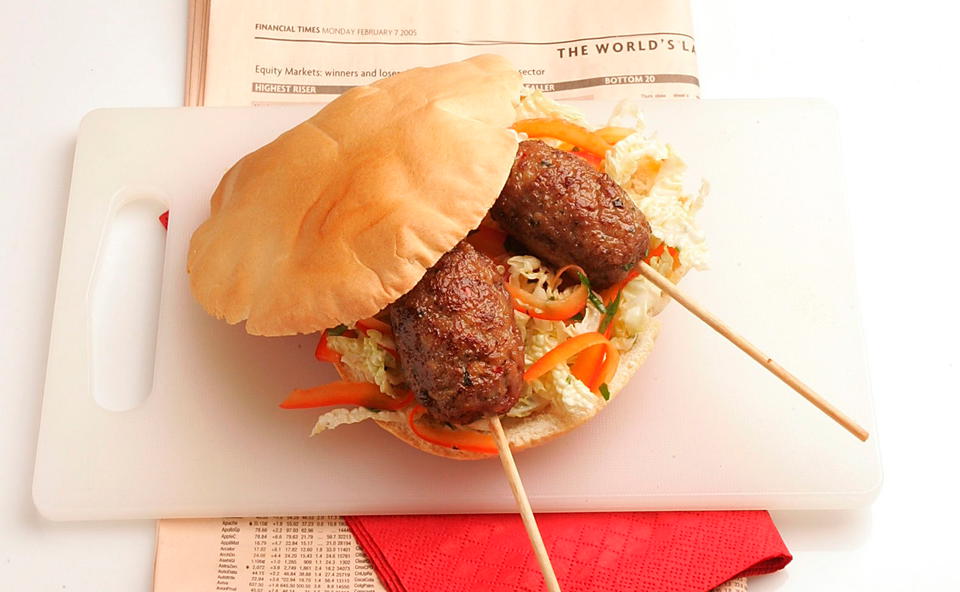 Fleischbällchen in Fladenbrot mit Chinakohl-Salat