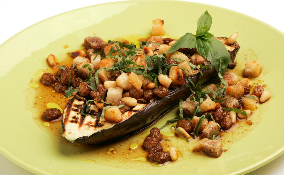 Melanzani mit Pignolikrusteln