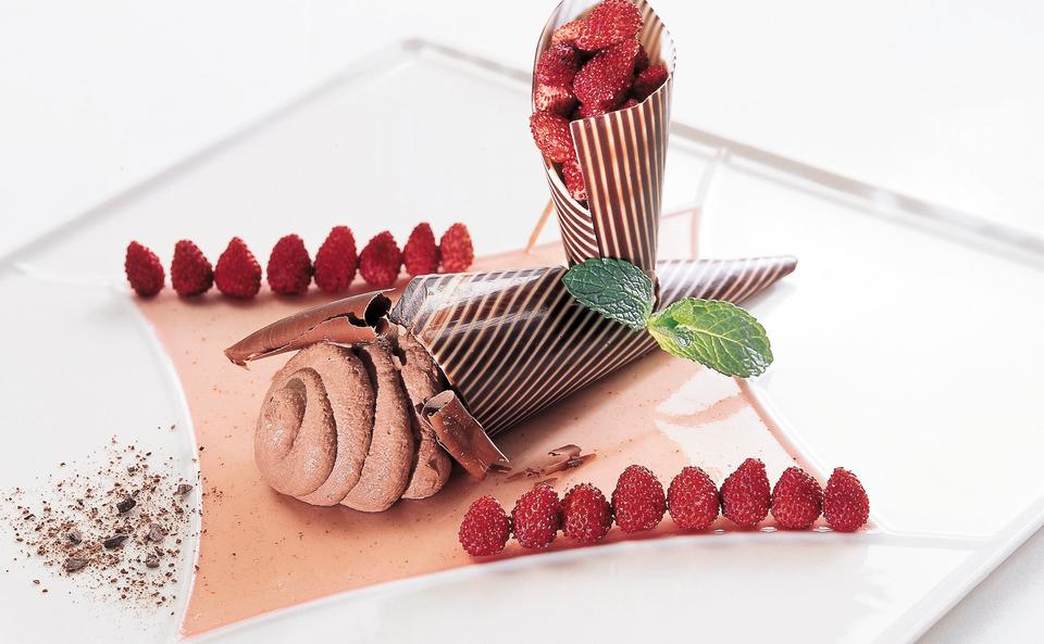 Mousse von der Kakaobohne mit Walderdbeeren