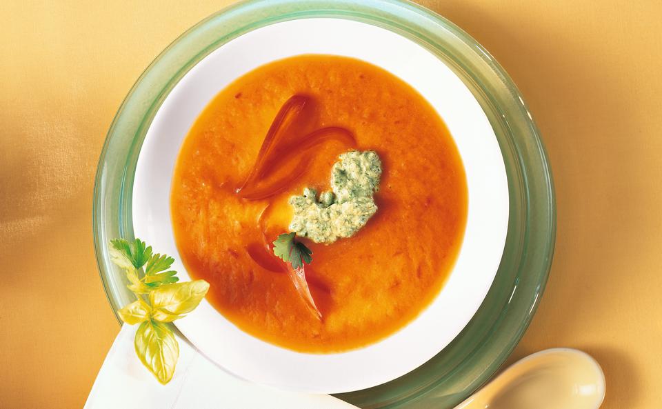 Paradeiser-Paprika-Suppe mit Basilikumcreme • Rezept • GUSTO.AT