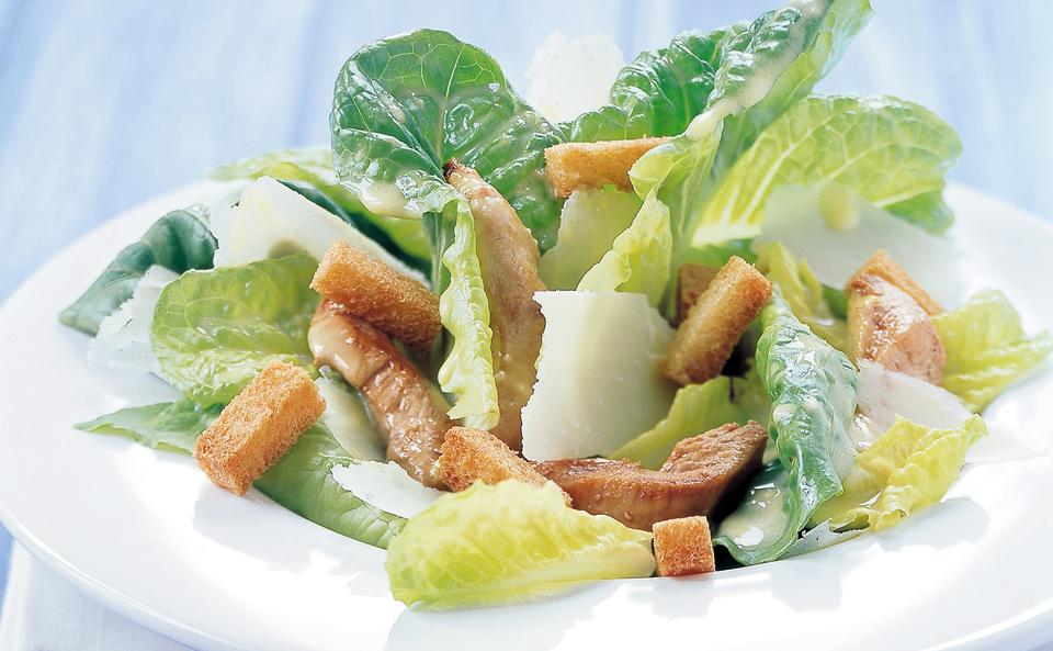 Caesar Salad mit knusprigen Hühnerstreifen