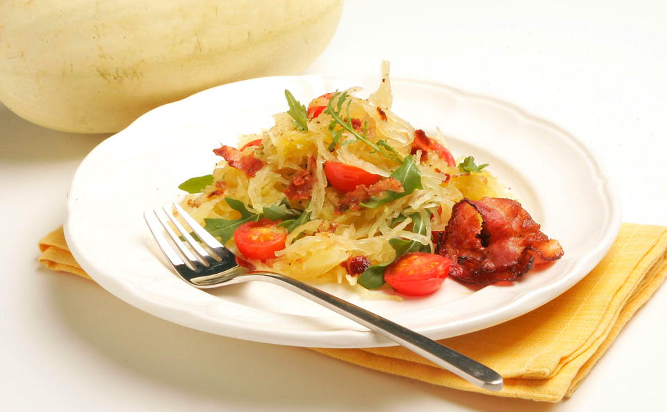 Spaghettikürbis mit Speck und Rucola