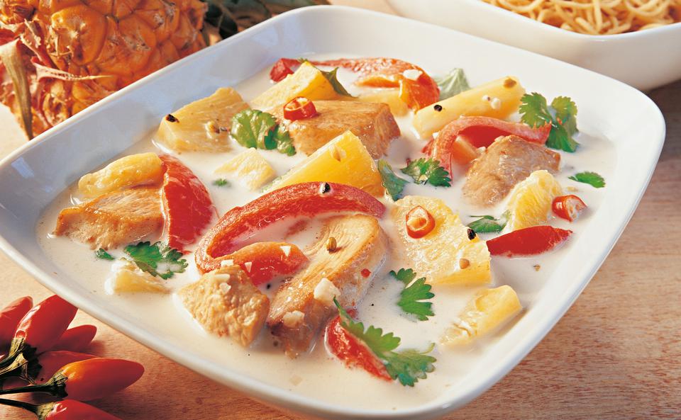Hühnerfilet in Kokossauce mit Ananas und Paprika • Rezept • GUSTO.AT