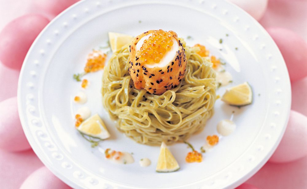 Gebackenes Ei mit Krebsen, Keta Kaviar und Limetten-Nudeln • Rezept