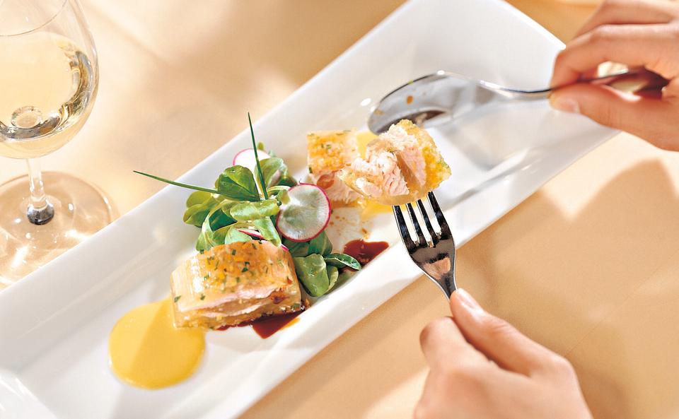 Saiblingssulz mit Vogerlsalat und Mangosauce • Rezept • GUSTO.AT