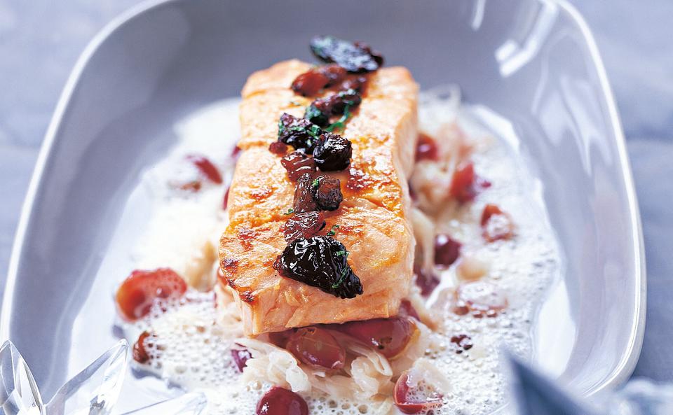 Lachsforellenfilet mit Rosinen-Pflaumenbutter