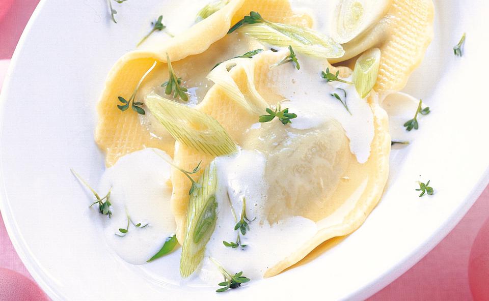 Schinkenravioli mit Krenschäumchen und Jungzwiebeln