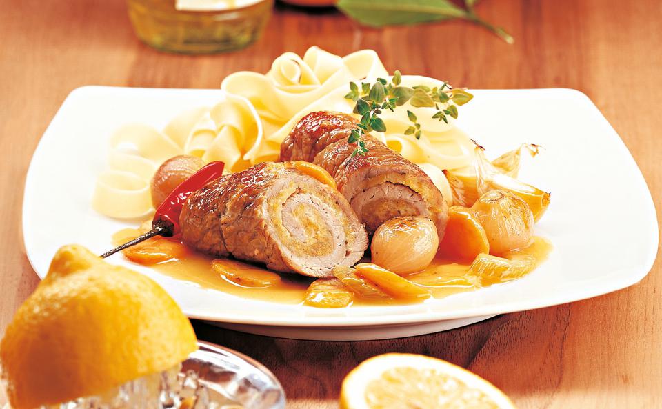 Zitronenfruchtige Kalbsroulade • Rezept • GUSTO.AT