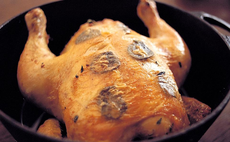 Kapaun mit Kalbfülle und Trüffel • Rezept • GUSTO.AT