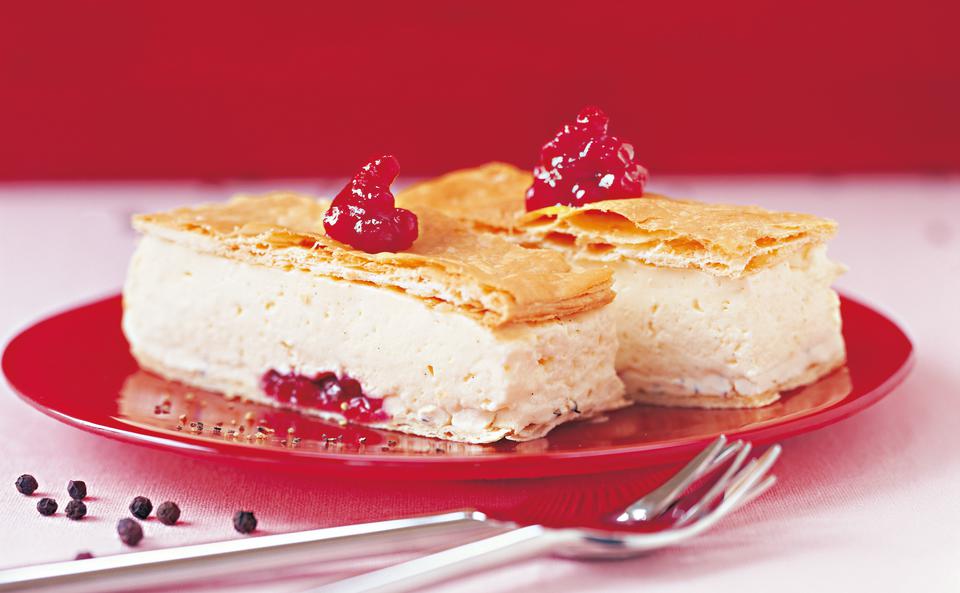 Cremeschnitte mit Vanille-Preiselbeer-Pfeffercreme